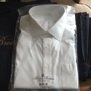 Brooks Bros
Men’s dress shirt. White. Slim Fit